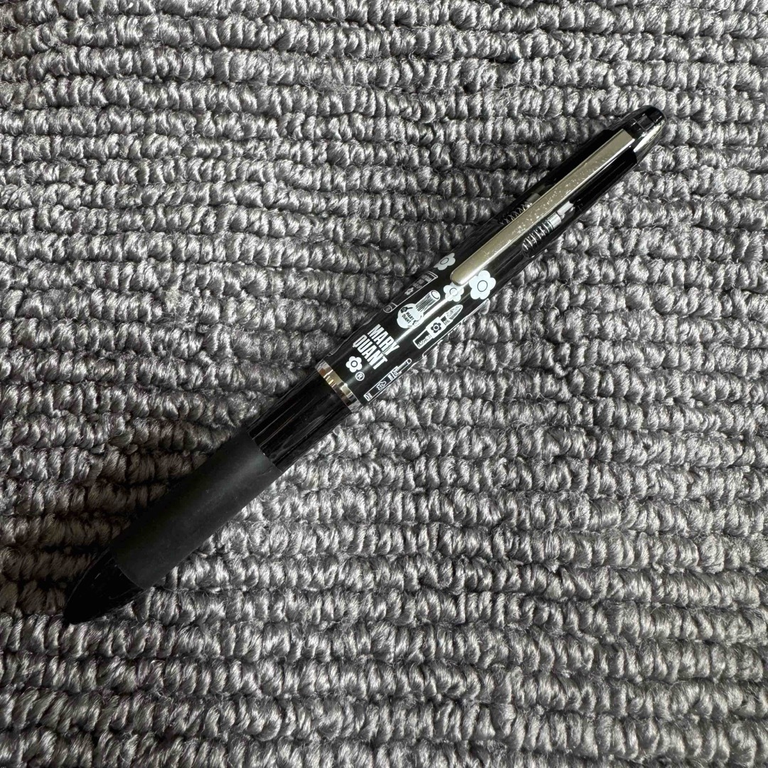 MARY QUANT(マリークヮント)のコレトMQ限定本体 LHKC60CMLC 1本、ブルーブラック0.5mm1本 インテリア/住まい/日用品の文房具(ペン/マーカー)の商品写真