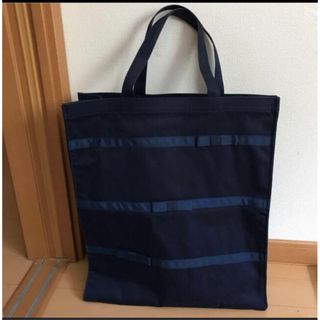 ファミリア(familiar)のfamiliar 紺色のリボン付きオケージョンバッグ　受験　ママバッグ　保護者(トートバッグ)