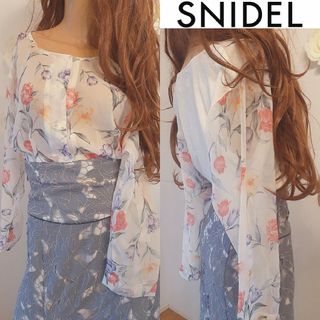スナイデル(SNIDEL)のsnidel　スナイデル　花柄　フラワープリント　シアーブラウス　長袖トップス白(シャツ/ブラウス(長袖/七分))