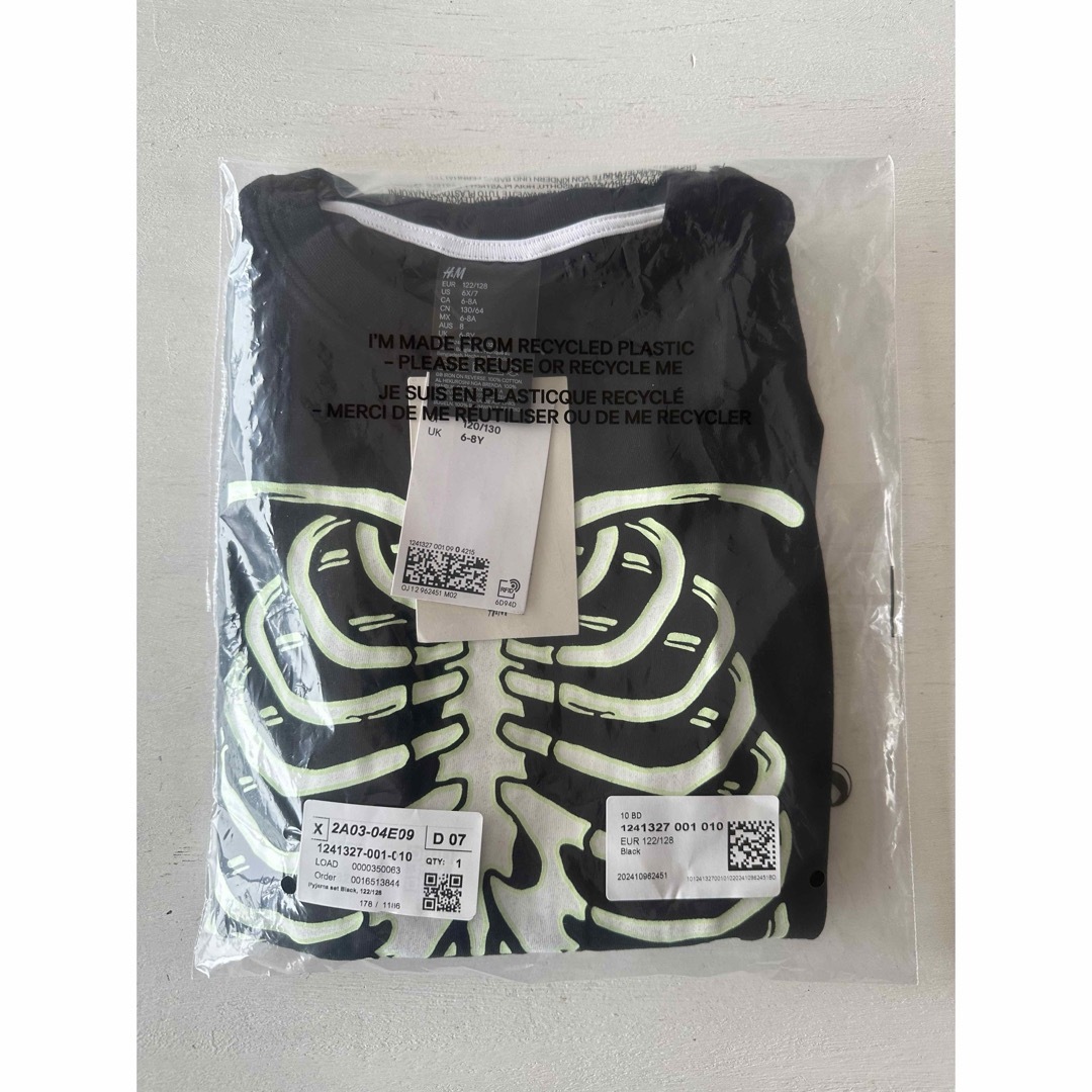 H&M(エイチアンドエム)の新品未開封品　ハロウィン　コスプレ　スケルトン　パジャマ　　120-130 キッズ/ベビー/マタニティのキッズ服男の子用(90cm~)(パジャマ)の商品写真