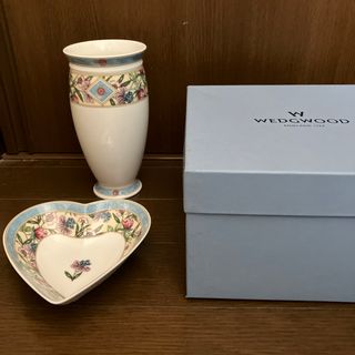 ウェッジウッド(WEDGWOOD)のウェッジウッド　サラ　SARAH 花瓶　ウェッジウッド　トレー　ハート型小物入れ(花瓶)