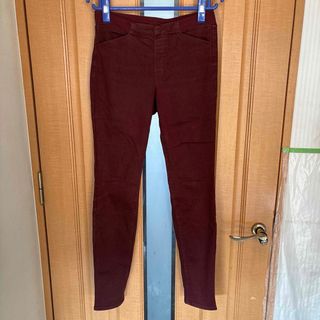 ユニクロ(UNIQLO)のUNIQLO バーガンディ チェック柄 スキニーパンツ　Mサイズ(スキニーパンツ)