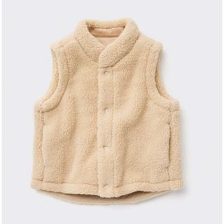 ユニクロ(UNIQLO)のUNIQLO ボアフリースリバーシブルベスト ベージュ　80cm(カーディガン/ボレロ)