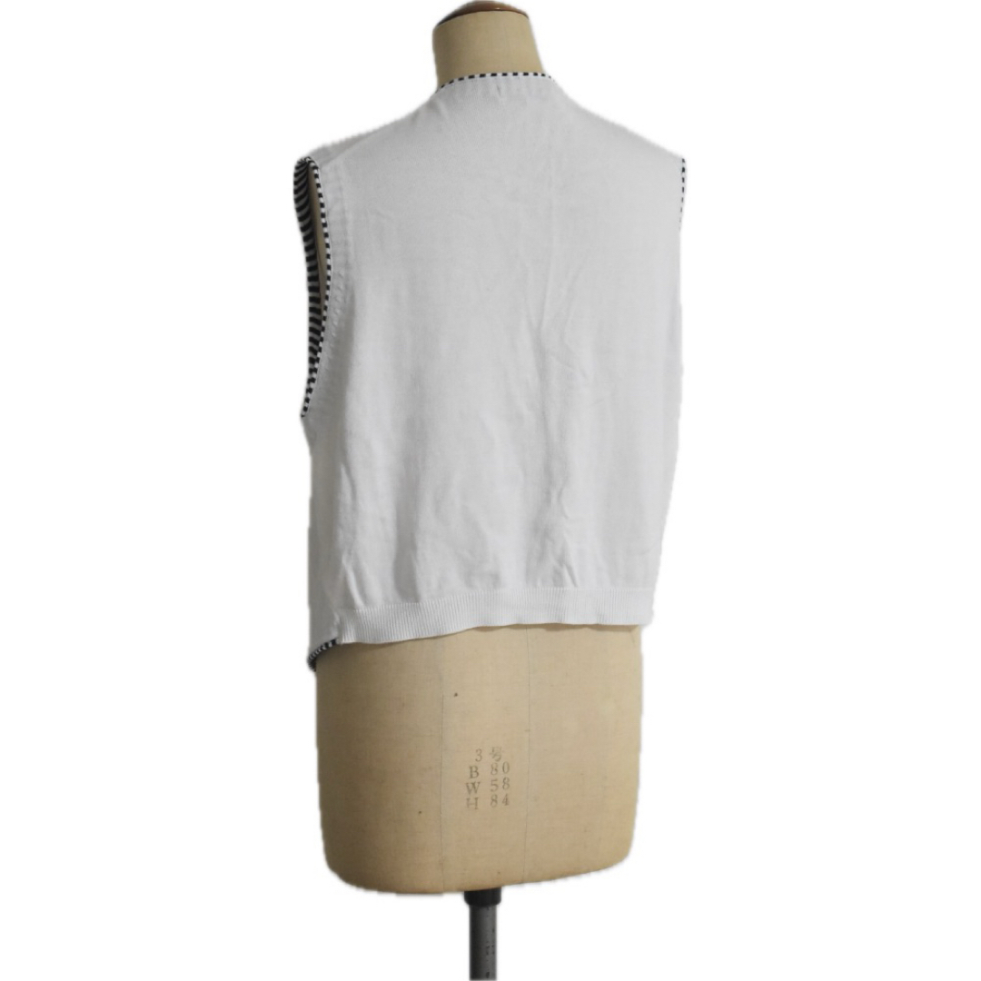 Christian Dior(クリスチャンディオール)のChristian Dior SPORTS 刺繍ロゴ　ニットベスト　白ロゴボタン レディースのトップス(ベスト/ジレ)の商品写真