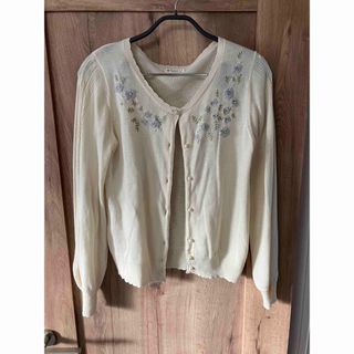 アクシーズファム(axes femme)のaxes femme 刺繍カーディガン白(カーディガン)