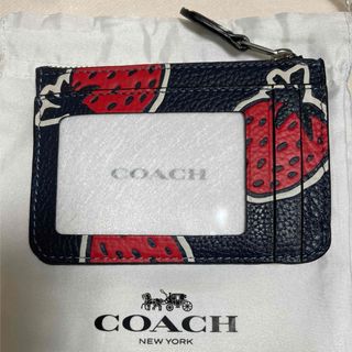 コーチ(COACH)の今月限定価格　COACH 🍓ミニスキニー ID ケース・ストロベリ - プリント(パスケース/IDカードホルダー)