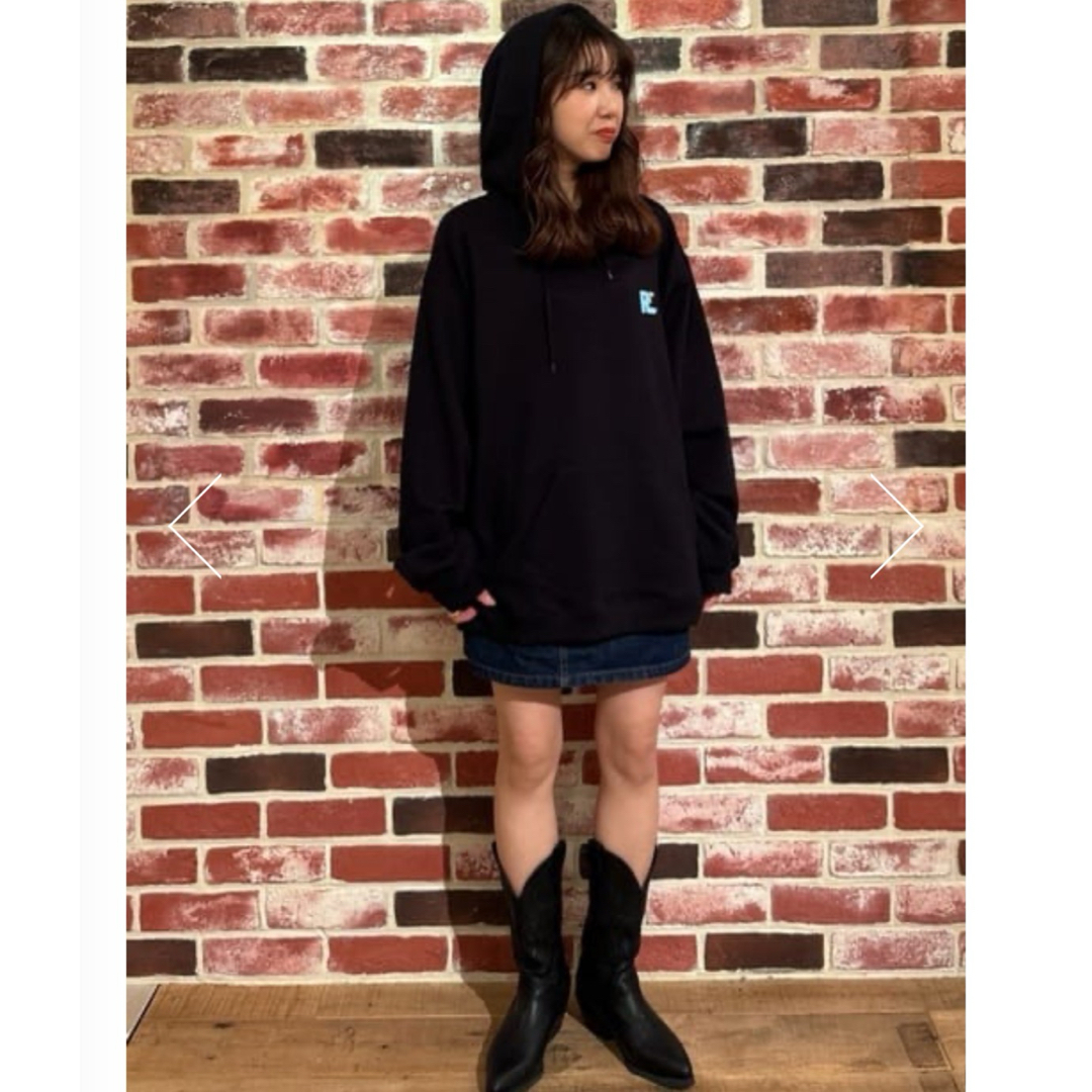 RODEO CROWNS WIDE BOWL(ロデオクラウンズワイドボウル)のロデオクラウンズ★フロッキーバックロゴパーカー（M） レディースのトップス(パーカー)の商品写真