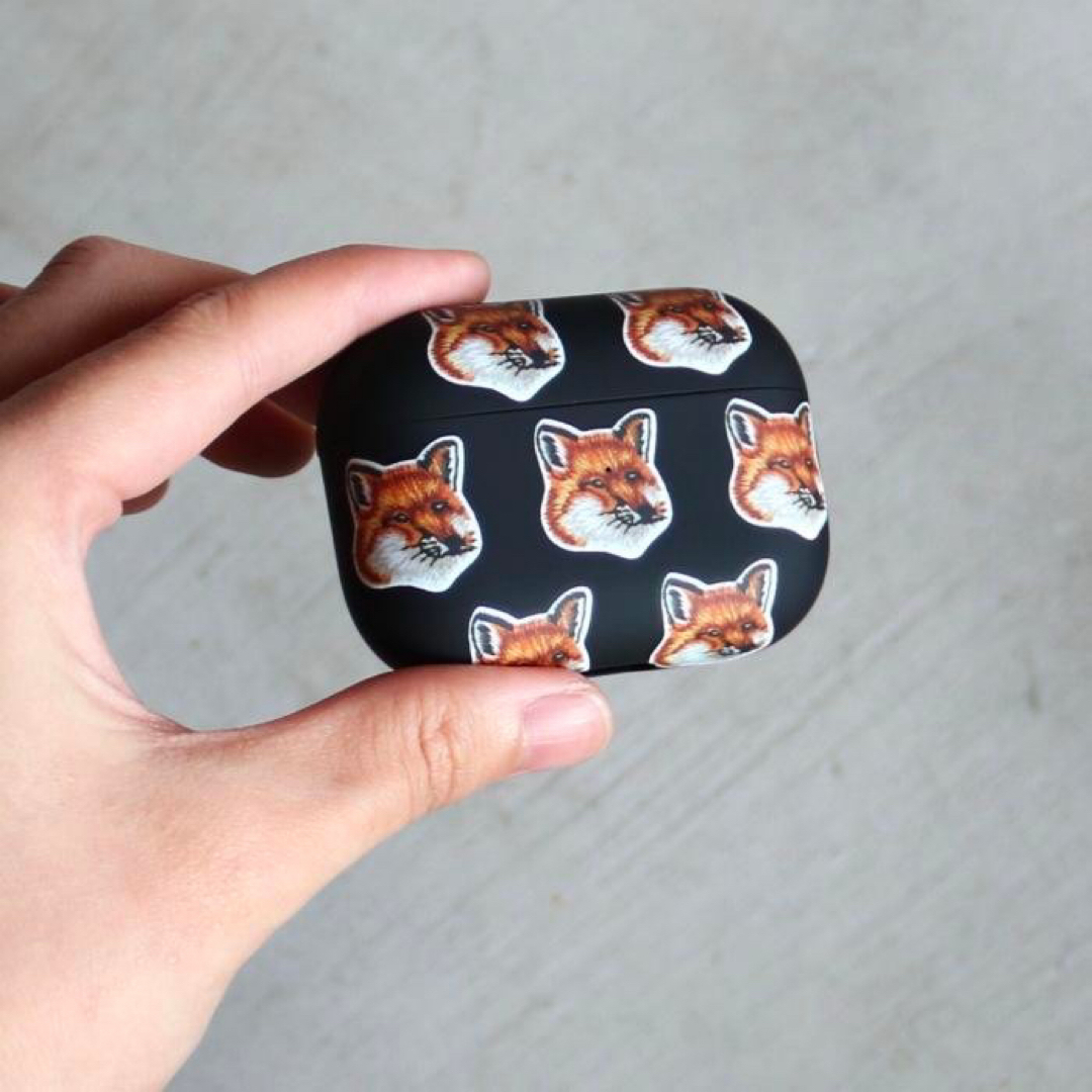 MAISON KITSUNE'(メゾンキツネ)のメゾンキツネ All Over Fox Airpods Pro 第2世代 ケース スマホ/家電/カメラのスマホアクセサリー(モバイルケース/カバー)の商品写真