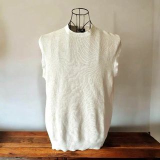 ユニクロ(UNIQLO)のUNIQLO ニット ノースリーブ ベスト　 M ベージュ(ベスト)
