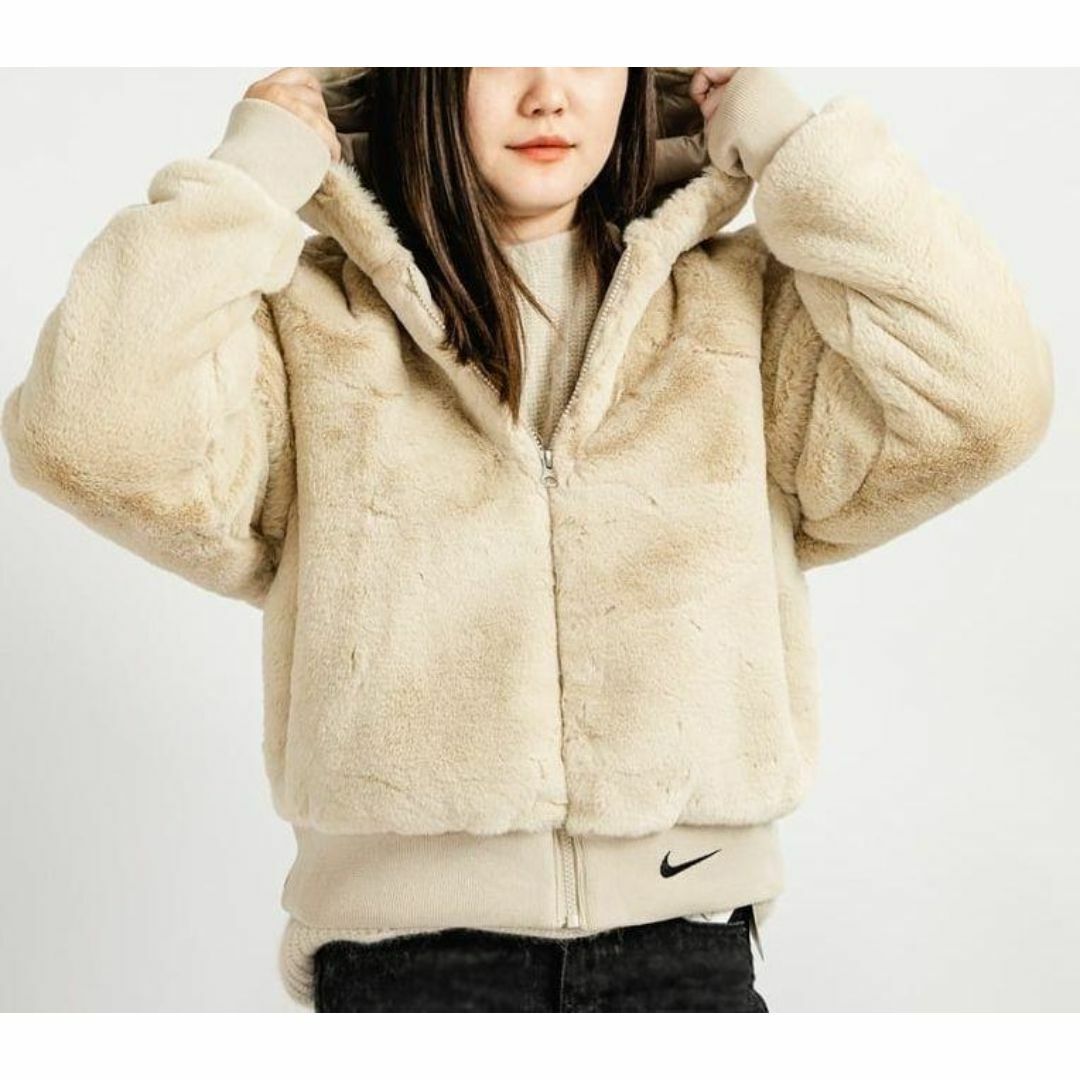 NIKE(ナイキ)の残少 XL ナイキ スウッシュ フェイクファー ジャケット @2万 超人気カラー レディースのジャケット/アウター(毛皮/ファーコート)の商品写真