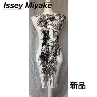 イッセイミヤケ(ISSEY MIYAKE)のIssey Miyake pressed floral pleats(ロングワンピース/マキシワンピース)