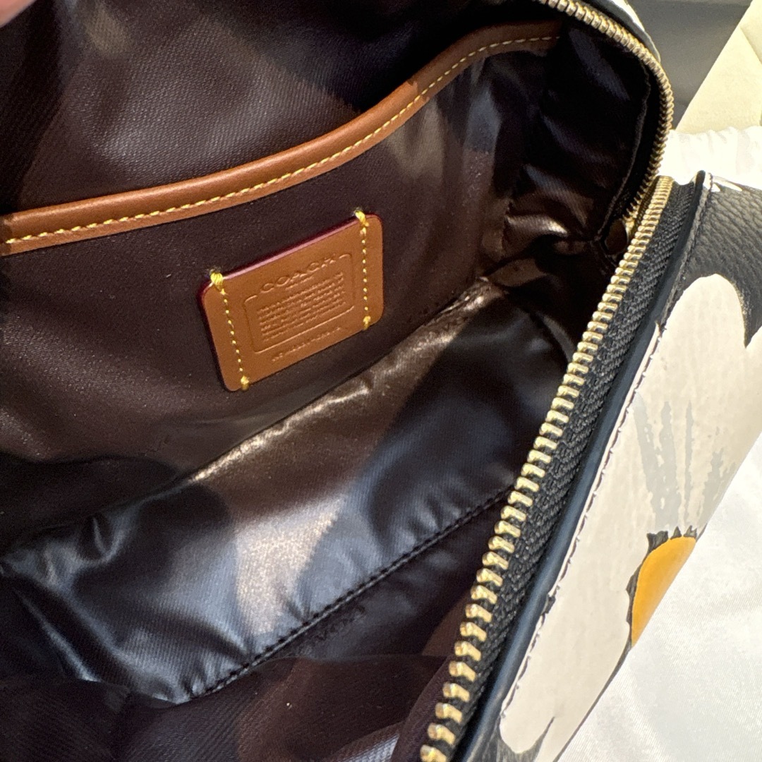 COACH(コーチ)の未使用品！ ☆コーチ☆ コスメティックポーチ フローラル レザー レディースのファッション小物(ポーチ)の商品写真