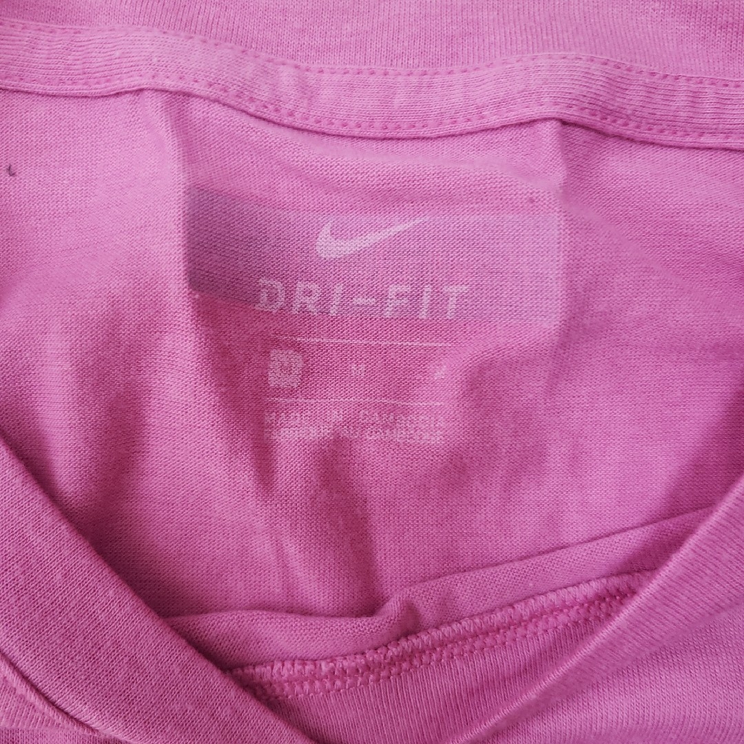 NIKE(ナイキ)のNike DRI-FIT ピンクショート丈Tシャツ レディースのトップス(Tシャツ(半袖/袖なし))の商品写真