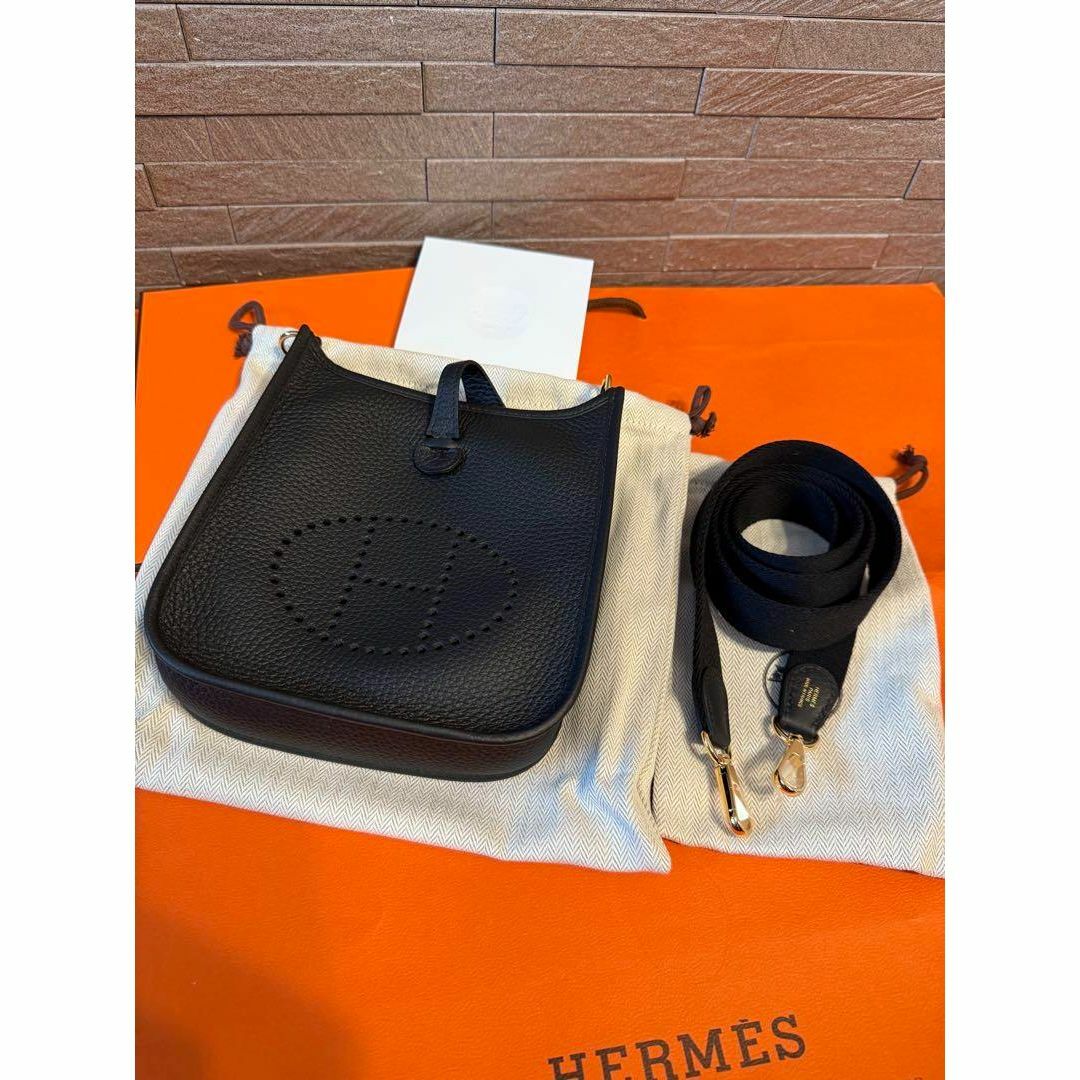HERMES(エルメス)の新品未使用 エルメス ミニエブリンtpm アマゾーヌ 黒 ゴールド金具 W刻印 レディースのバッグ(ショルダーバッグ)の商品写真