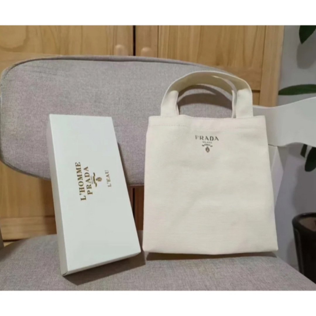 PRADA(プラダ)の新品 未使用　プラダ　トートバッグ　アイボリー   レディースのバッグ(トートバッグ)の商品写真