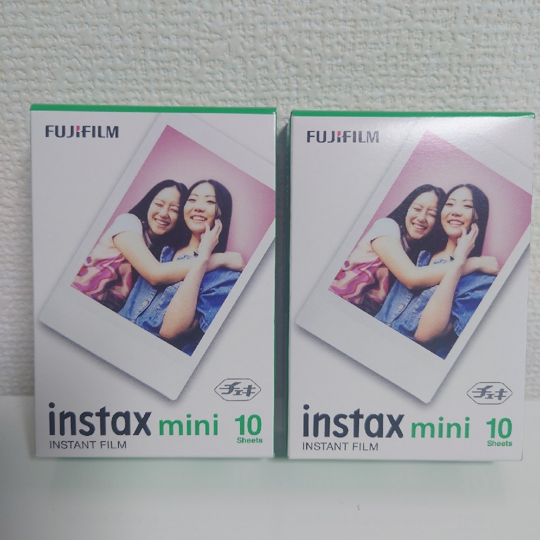 富士フイルム(フジフイルム)の富士フイルム チェキ フイルム instax mini 10枚入り2個セット スマホ/家電/カメラのカメラ(フィルムカメラ)の商品写真