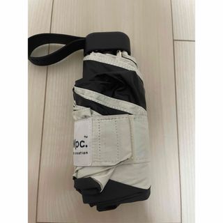 ダブルピーシー(Wpc.)のWpc折りたたみ傘 完全遮光 タイニー ミニ　ホワイト×ブラック(傘)