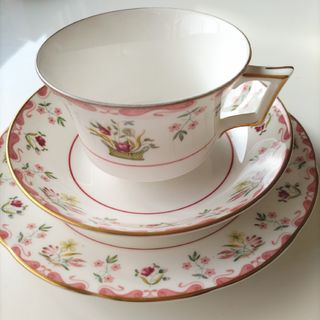 ウェッジウッド(WEDGWOOD)の【ウェッジウッド黒壺マーク】ビアンカ カップ&ソーサーとケーキプレート　セット(グラス/カップ)
