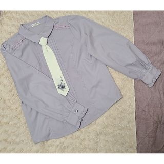 アクシーズファム(axes femme)のaxesfemme バラ刺繍ネクタイ付きブラウス(シャツ/ブラウス(長袖/七分))