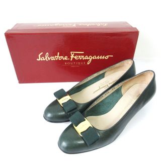 サルヴァトーレフェラガモ(Salvatore Ferragamo)の美品 Salvatore Ferragamo サルヴァトーレフェラガモ ヴァラ リボン ラウンドトゥ ローヒール パンプス 6.5 24cm相当 グリーン レディース 古着 中古 USED(ハイヒール/パンプス)