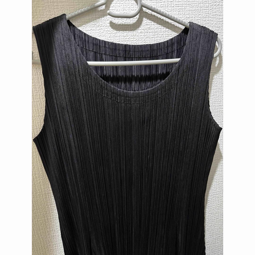 PLEATS PLEASE ISSEY MIYAKE(プリーツプリーズイッセイミヤケ)のプリーツプリーズ 膝下 ノースリーブ フレア ワンピース パープルブラック レディースのワンピース(ロングワンピース/マキシワンピース)の商品写真
