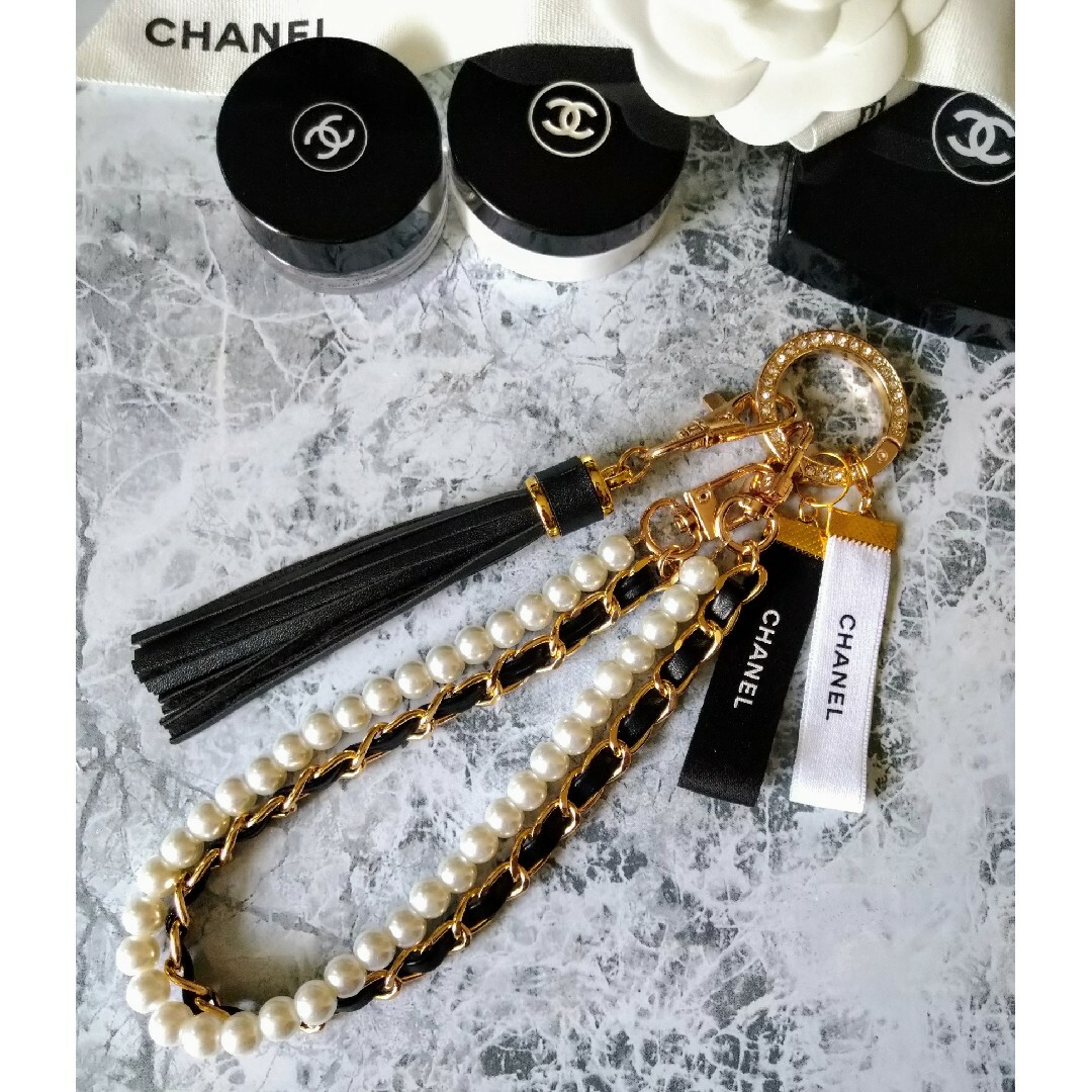 CHANEL(シャネル)の新品★CHANELリボンチャームキーホルダー★パールPUレザーストラップバッグ レディースのファッション小物(キーホルダー)の商品写真
