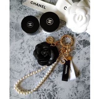 シャネル(CHANEL)の新品★CHANELリボンチャームキーホルダー★パールストラップ★バッグスマホ(キーホルダー)